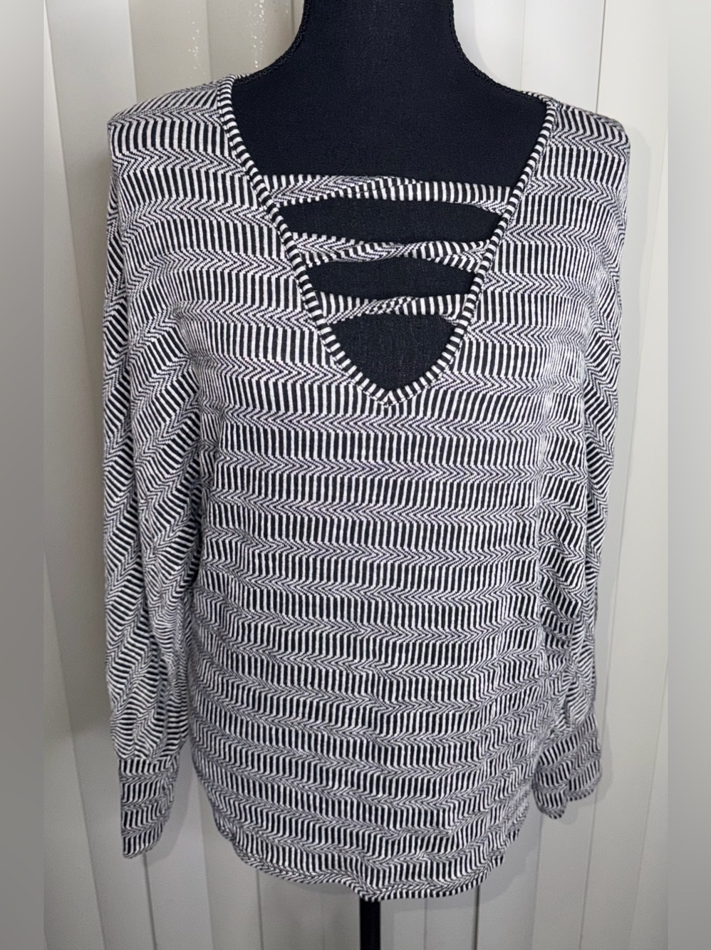 Buckle Black Women's Long Sleeve Top Zig Zag Pattern Dolman Sleeve Size Large